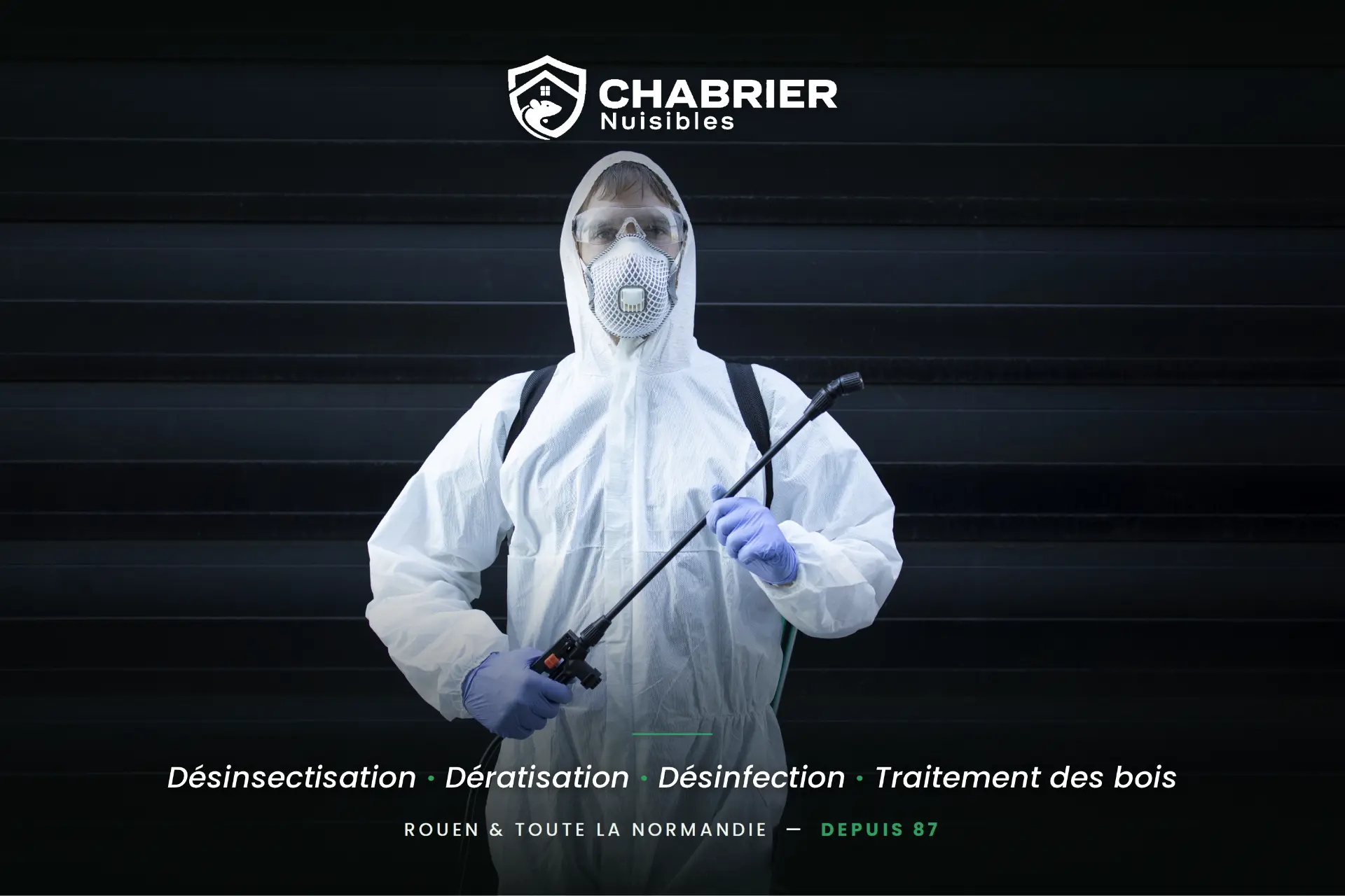 Technicien Chabrier Nuisibles en tenue de protection lors d'une intervention de dératisation en Normandie
